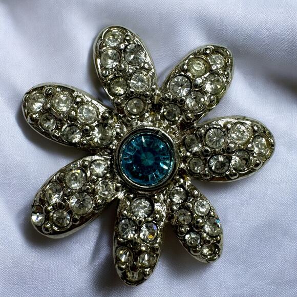 Swarovski Jewelry - Swarovski Swan Signed Crystal Daisy Pin